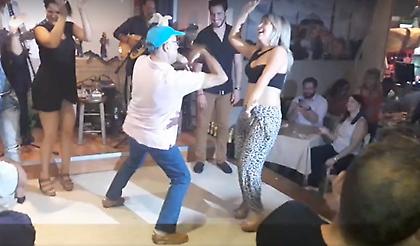 Ο «τρελός» χορευτής ξαναχτυπά: Χορεύει με περιστέρι στο κεφάλι (video)