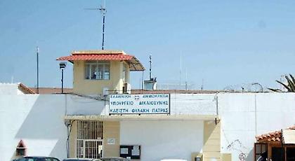 Κρατούμενος γαντζώθηκε στα κάγκελα των φυλακών Πατρών -Συγκέντρωση αντιεξουσιαστών απέξω