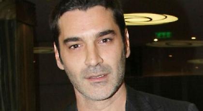 Καταραμένη φτώχεια! Αυτό είναι το νέο σπίτι του Χριστόφορου Παπακαλιάτη στο Λος Άντζελες