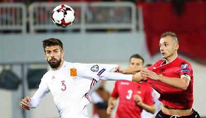 Τα μανίκια -με τα χρώματα της Ισπανίας- ενοχλούσαν τον Πικέ κι εκείνος τα έσκισε! (pics)