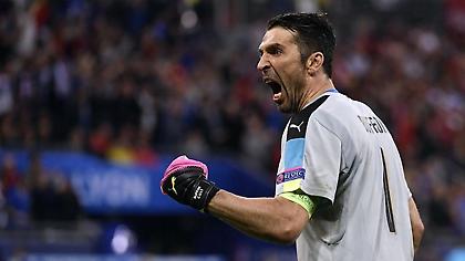 ΕΠΟΣ: Πανηγύρισε με τα σώβρακα ο Μπουφόν (pics)