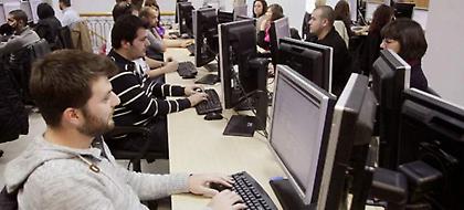 Αλλαγές στο πόρισμα της Επιτροπής Σοφών -«Ψαλιδισμένος» ο κατώτατος μισθός για τους νέους