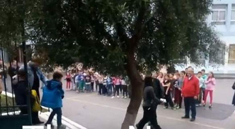 Μαθητές υποδέχθηκαν με χειροκρότημα τα προσφυγόπουλα στο σχολείο τους (video)