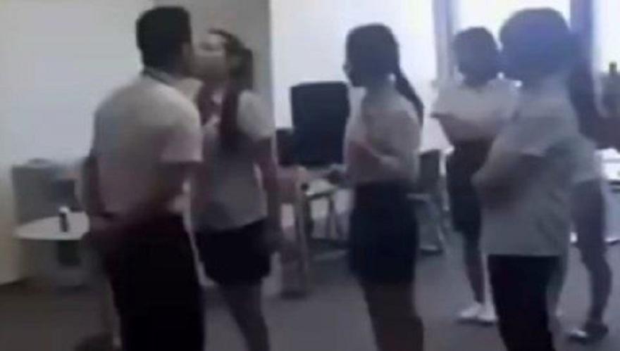 Βίντεο που προκαλεί αποτροπιασμό: Αφεντικό αναγκάζει τις γυναίκες υπαλλήλους να τον φιλούν στο στόμα