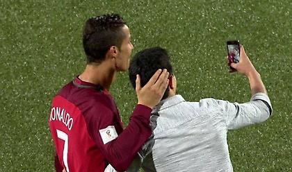 Selfie με... εισβολέα ο Ρονάλντο (video)