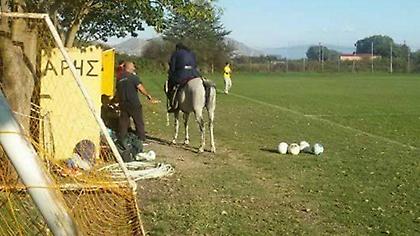 Ιερέας καβάλα σε άλογο εισβάλλει στο γήπεδο για να τα... ψάλει στον προπονητή (pic)
