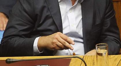 Για πρώτη φορά: Ο Τσίπρας με κομπολόι στη βουλή (pics)