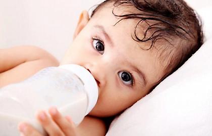 Συγκλονίζει άνεργος: Ταϊζει το μωρό με γάλα από αλεύρι