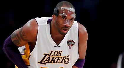 Σε δημοπρασία μάσκα του Κόμπι