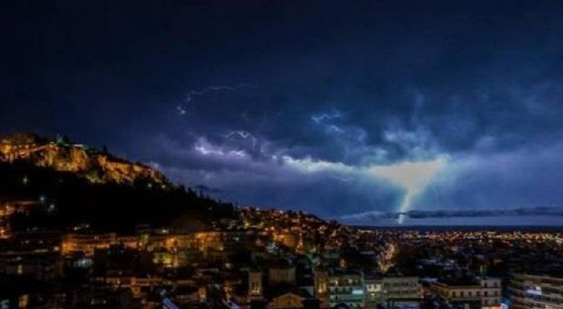 Κεραυνοί «χτυπούν» την Λαμία! Μαγευτικές εικόνες που κάνουν τον γύρο του διαδικτύου...