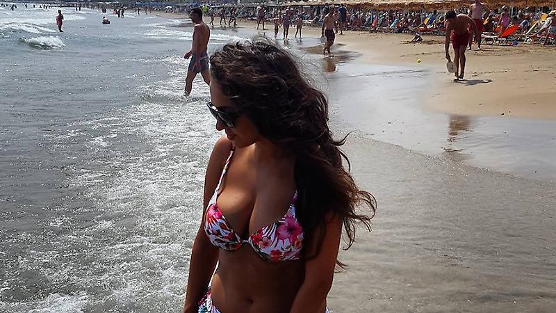 Πρόταση γάμου στην παραλία, από παίκτη του Πλατανιά στην «καυτή» σύντροφο του (pics)