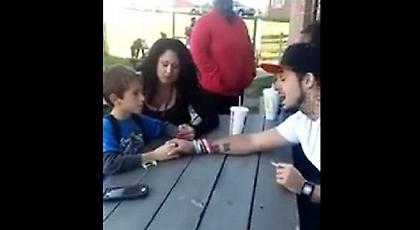 Σοκ: Πατέρας βιντεοσκοπεί τη στιγμή που λέει στον γιο του ότι η μαμά του πέθανε από ναρκωτικά (vid)