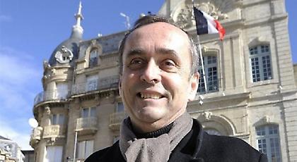 Ακροδεξιός δήμαρχος αναρτά ρατσιστικές αφίσες στη γαλλική Μπεζιέ