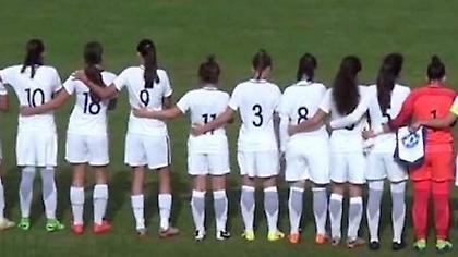 Η Εθνική Κορασίδων τίμησε την ελληνική σημαία, γυρνώντας πλάτη στον κόσμο (video)