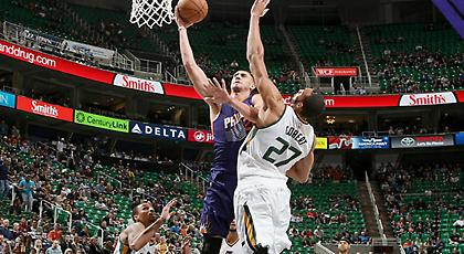 Τρομερό buzzer beater και νίκη για Σανς (videos)