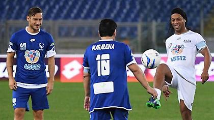 Όταν οι «θεοί» Ντιέγκο, Ρόνι και Τότι, συναντήθηκαν στο φιλικό του Πάπα (video)