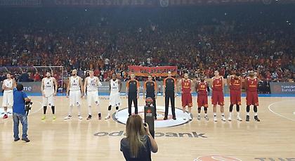 Τρομερή ατμόσφαιρα από τους οπαδούς της Γαλατά (videos)