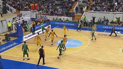 Κάρφωσε ανάποδα στο καλάθι της Μπαρτσελόνα (video)