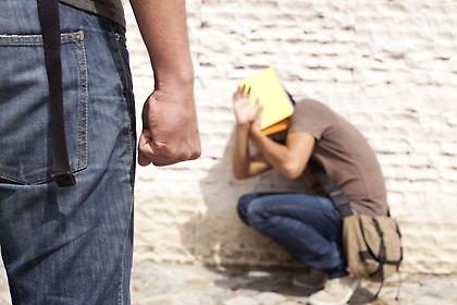 Δεύτερο βίντεο-σοκ από τον άγριο ξυλοδαρμό μαθήτριας για τα μάτια ενός αγοριού