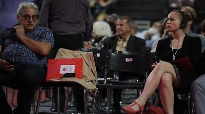 Η ξένη ξανθιά καλλονή που έκλεψε όλα τα βλέμματα στο Συνέδριο του ΣΥΡΙΖΑ (pics)