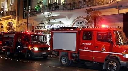 Πυρκαγιά τη νύχτα σε πολυκατοικία στο Γαλάτσι: Απομακρύνθηκαν 20 ένοικοι, κάηκαν 10 αυτοκίνητα