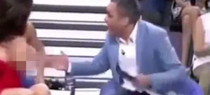 Παρουσιαστής κατέβασε το φόρεμα καλεσμένης στον αέρα - Το video που έγινε viral σε 2 ώρες