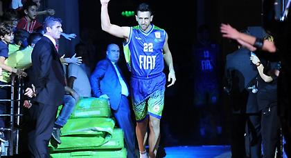 Έπεσε με… αλεξίπτωτο η μπάλα στο καλάθι (video)