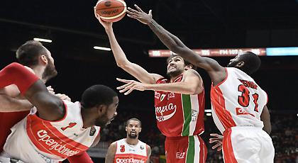 «Αφεντικό» η Αρμάνι στο ντέρμπι