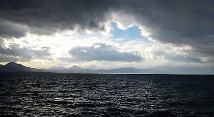 Βροχές και θυελλώδεις άνεμοι στα πελάγη (video)