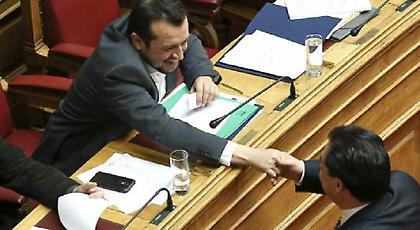 Καβγάς Παππά-Αδωνι στο Τwitter: Τα δαιμόνια της διαπλοκής και ο υπουργός Εξορκιστής