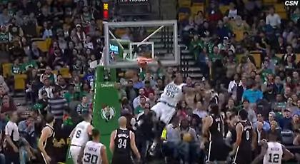 Ο Μίκι… καρφώνει (video)