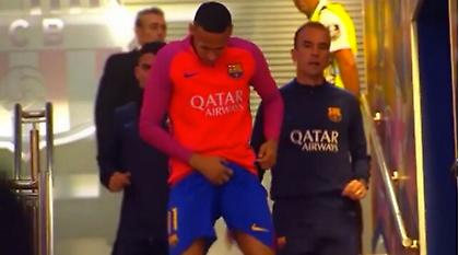Τα... τακτοποιεί ο Νεϊμάρ πριν βγει στο γήπεδο (video)