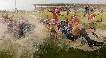 Πανηγυρισμός ΕΠΟΣ μέσα στα λασπόνερα (video)