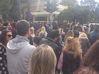 «Όχι» στις απολύσεις φωνάζουν έξω από τη Βουλή οι εργαζόμενοι στις κοινωνικές δομές