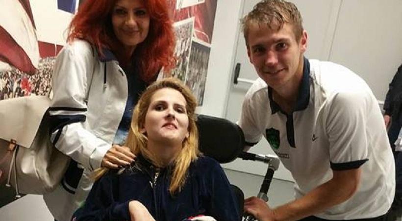 Στο πλευρό της ΑΕΚ η Μυρτώ, πανηγύρισε τα γκολ του Πλατέλλα (pics)