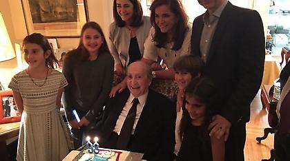 Η τούρτα του Μητσοτάκη για τα 98 με τον... Μαθουσαλίξ (pic)