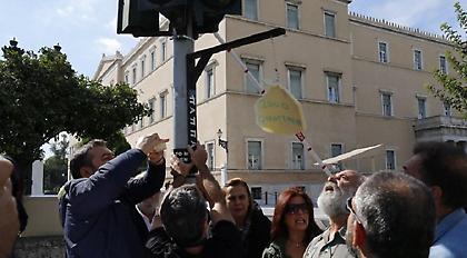 Συγκέντρωση τεχνικών και δημοσιογράφων έξω από τη Βουλή