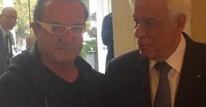 Η θερμή χειραψία του Προκόπη Παυλόπουλου με τον Λευτέρη Πανταζή