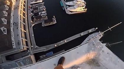 Βίντεο ακατάλληλο για υψοφοβικούς: Βουτάει από τον όγδοο όροφο και...