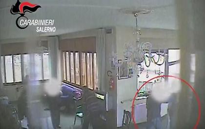 Χαστούκιζαν, κλωτσούσαν και έβριζαν ηλικιωμένους σε γηροκομείο στην Ιταλία (video)