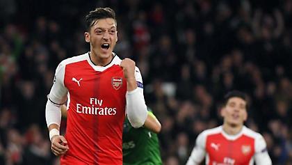 Ο Εζίλ πήρε τη μπάλα σπίτι του... κυριολεκτικά (video)