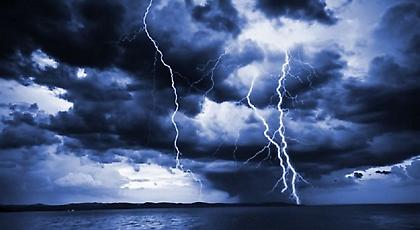 Επιδεινώνεται ο καιρός με ισχυρές βροχές και καταιγίδες (video)