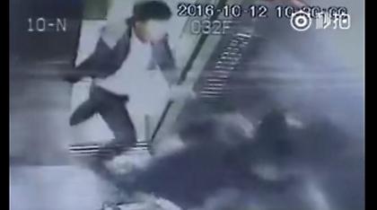 Σοκαριστικό βίντεο: Του ζητά να σβήσει το τσιγάρο κι αυτός την πλακώνει στο ξύλο