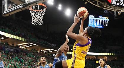 Η Oγκουμίκε έγινε ο… Σπανούλης του WNBA (video)