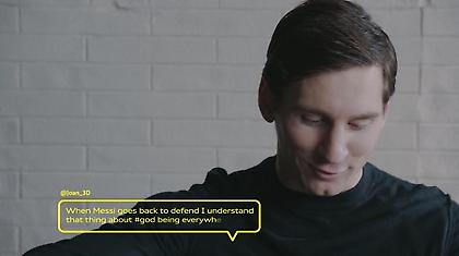 Οι παίκτες της Μπαρτσελόνα διαβάζουν τα tweets των οπαδών (video)