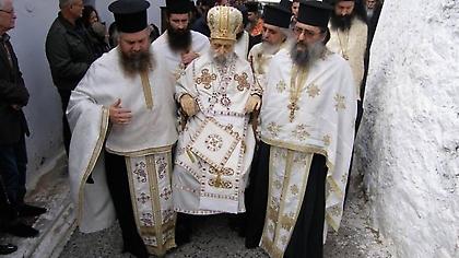 ΑΠΙΣΤΕΥΤΟ: Έκαναν περιφορά νεκρού επισκόπου πάνω σε καρέκλα στη Φθιώτιδα (pics)