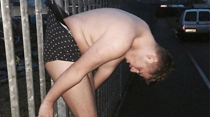 Το διαδίκτυο «γλεντάει» με τη φωτογραφία μεθυσμένου Βρετανού που έγινε viral