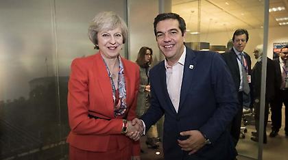 Τα... φιλάκια της Τερέζα Μέι στον Αλέξη Τσίπρα