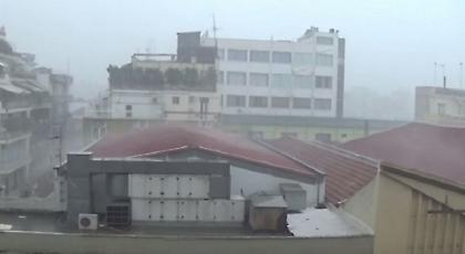 Πλημμύρες, πτώσεις δέντρων και διακοπές ρεύματος: Τσακίζει την Πάτρα η κακοκαιρία (Video)