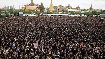 Στους δρόμους 150.000 Ταϊλανδοί ντυμένοι στα μαύρα για να θρηνήσουν τον Βασιλιά τους